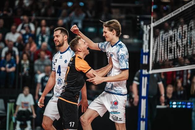 Volleyball Herren Saison 2024 2025 Volleyball Bundesliga Playoff Halbfinale Spiel 5 SVG Lüneburg vs. VfB Friedrichshafen 19.04.2025 Leonard Graven (l.) ( 17 VfB Friedrichshafen) jubelt mit Severi Seth Savonsalmi ( 9 VfB Friedrichshafen Lüneburg LKH Arena Niedersachsen Deutschland