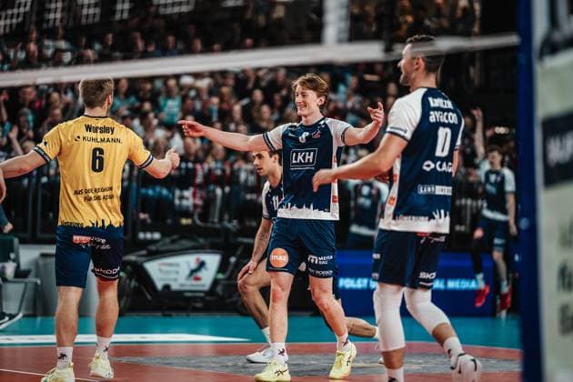 Volleyball Herren Saison 2024 2025 Volleyball Bundesliga Playoff Halbfinale Spiel 5 SVG Lüneburg vs. VfB Friedrichshafen 19.04.2025 Die Mannschaft der SVG Lüneburg jubelt Lüneburg LKH Arena Niedersachsen Deutschland
