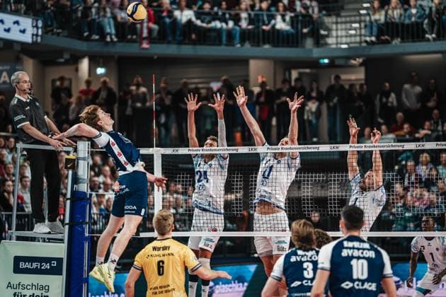 Volleyball Herren Saison 2024 2025 Volleyball Bundesliga Playoff Halbfinale Spiel 5 SVG Lüneburg vs. VfB Friedrichshafen 19.04.2025 Oskar Alve Espeland ( 9 SVG Lüneburg) gegen den Dreierblock des VfB Friedrichshafen Lüneburg LKH Arena Niedersachsen Deutschland
