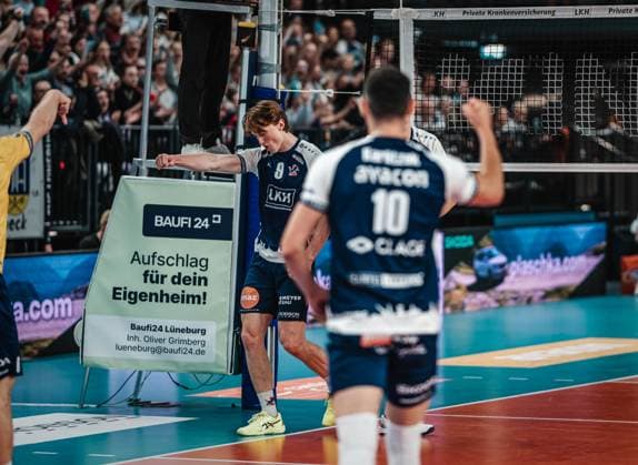 Volleyball Herren Saison 2024 2025 Volleyball Bundesliga Playoff Halbfinale Spiel 5 SVG Lüneburg vs. VfB Friedrichshafen 19.04.2025 Oskar Alve Espeland ( 9 SVG Lüneburg) jubelt Lüneburg LKH Arena Niedersachsen Deutschland