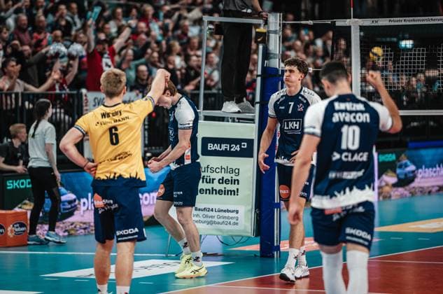 Volleyball Herren Saison 2024 2025 Volleyball Bundesliga Playoff Halbfinale Spiel 5 SVG Lüneburg vs. VfB Friedrichshafen 19.04.2025 Die Mannschaft der SVG Lüneburg jubelt Lüneburg LKH Arena Niedersachsen Deutschland