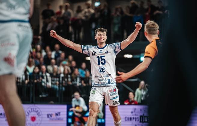 Volleyball Herren Saison 2024 2025 Volleyball Bundesliga Playoff Halbfinale Spiel 5 SVG Lüneburg vs. VfB Friedrichshafen 19.04.2025 Jackson George Young ( 15 VfB Friedrichshafen) jubelt Lüneburg LKH Arena Niedersachsen Deutschland