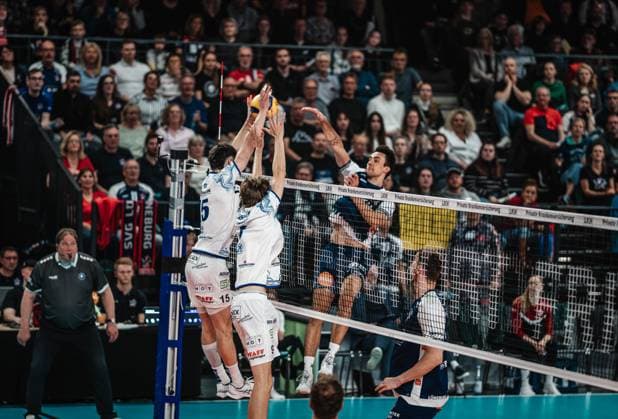 Volleyball Herren Saison 2024 2025 Volleyball Bundesliga Playoff Halbfinale Spiel 5 SVG Lüneburg vs. VfB Friedrichshafen 19.04.2025 Xander Wolf Wassenaar Ketrzynski ( 11 SVG Lüneburg) gegen den Doppelblock vom VfB Friedrichshafen Lüneburg LKH Arena Niedersachsen Deutschland