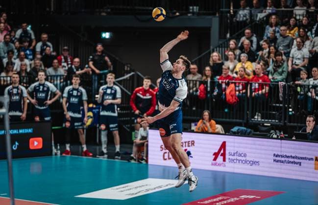 Volleyball Herren Saison 2024 2025 Volleyball Bundesliga Playoff Halbfinale Spiel 5 SVG Lüneburg vs. VfB Friedrichshafen 19.04.2025 Simon Torwie ( 1 SVG Lüneburg) beim Aufschlag Lüneburg LKH Arena Niedersachsen Deutschland