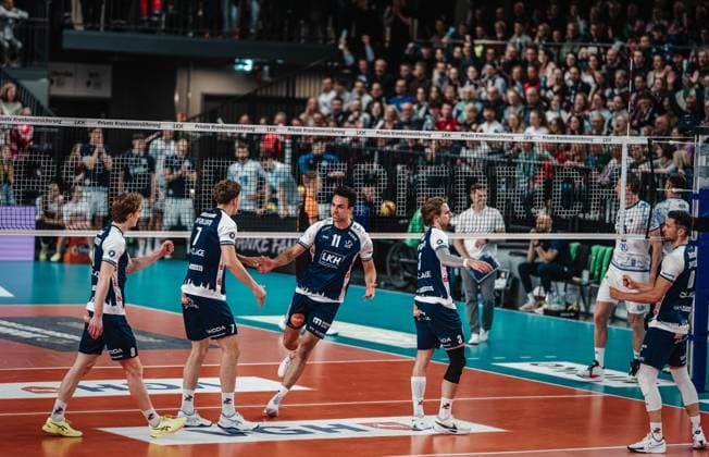 Volleyball Herren Saison 2024 2025 Volleyball Bundesliga Playoff Halbfinale Spiel 5 SVG Lüneburg vs. VfB Friedrichshafen 19.04.2025 Die Mannschaft der SVG Lüneburg jubelt Lüneburg LKH Arena Niedersachsen Deutschland