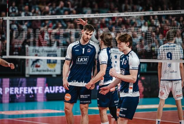 Volleyball Herren Saison 2024 2025 Volleyball Bundesliga Playoff Halbfinale Spiel 5 SVG Lüneburg vs. VfB Friedrichshafen 19.04.2025 Die Mannschaft der SVG Lüneburg jubelt Lüneburg LKH Arena Niedersachsen Deutschland