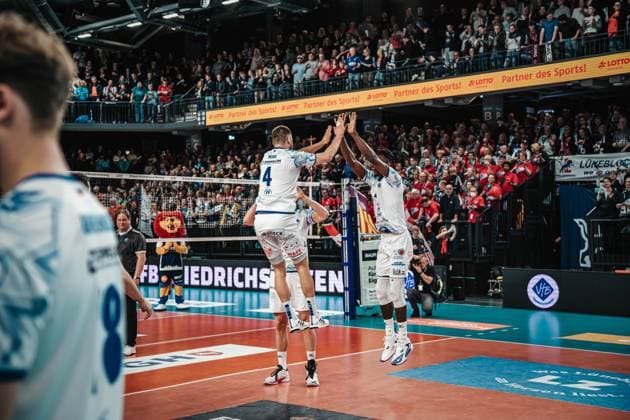 Volleyball Herren Saison 2024 2025 Volleyball Bundesliga Playoff Halbfinale Spiel 5 SVG Lüneburg vs. VfB Friedrichshafen 19.04.2025 Tim Peter ( 4 VfB Friedrichshafen) und Jose Israel Masso Alvarez ( 1 VfB Friedrichshafen) springen zum Abklatschen beim Einlaufen in die LKH Arena Lüneburg LKH Arena Niedersachsen Deutschland