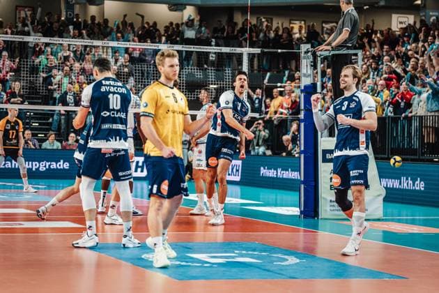 Volleyball Herren Saison 2024 2025 1. Volleyball Bundesliga Männer Halbfinale SVG Lüneburg vs. VfB Friedrichshafen 19.04.2025 Die SVG Lüneburg jubelt nach dem Satzgewinn, in der Mitte Xander Wolf Wassenaar Ketrzynski ( 11, SVG Lüneburg) Lüneburg LKH Arena Niedersachsen Deutschland