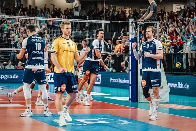 Volleyball Herren Saison 2024 2025 1. Volleyball Bundesliga Männer Halbfinale SVG Lüneburg vs. VfB Friedrichshafen 19.04.2025 Die SVG Lüneburg jubelt nach dem Satzgewinn, in der Mitte Xander Wolf Wassenaar Ketrzynski ( 11, SVG Lüneburg) Lüneburg LKH Arena Niedersachsen Deutschland