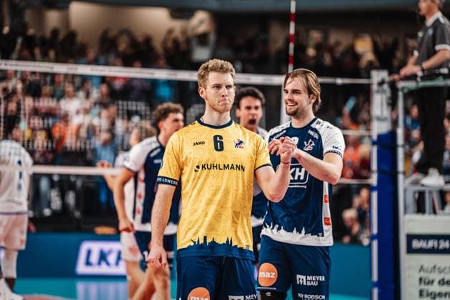 Volleyball Herren Saison 2024 2025 1. Volleyball Bundesliga Männer Halbfinale SVG Lüneburg vs. VfB Friedrichshafen 19.04.2025 Gage Thomas Worsley ( 6, SVG Lüneburg) jubelt nach dem Satzgewinn Lüneburg LKH Arena Niedersachsen Deutschland
