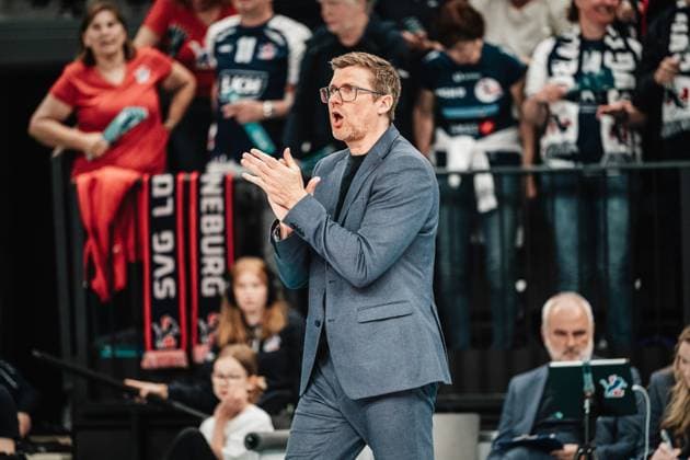 Volleyball Herren Saison 2024 2025 1. Volleyball Bundesliga Männer Halbfinale SVG Lüneburg vs. VfB Friedrichshafen 19.04.2025 Trainer Stefan Hübner (SVG Lüneburg) Lüneburg LKH Arena Niedersachsen Deutschland