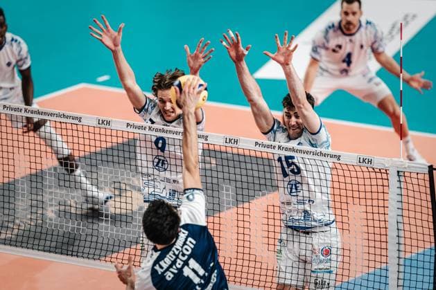 Volleyball Herren Saison 2024 2025 1. Volleyball Bundesliga Männer Halbfinale SVG Lüneburg vs. VfB Friedrichshafen 19.04.2025 Severi Seth Savonsalmi ( 9, VfB Friedrichshafen) links und Jackson George Young ( 15, VfB Friedrichshafen) im Block gegen den Angriff von Xander Wolf Wassenaar Ketrzynski ( 11, SVG Lüneburg) Lüneburg LKH Arena Niedersachsen Deutschland