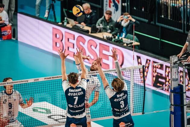 Volleyball Herren Saison 2024 2025 1. Volleyball Bundesliga Männer Halbfinale SVG Lüneburg vs. VfB Friedrichshafen 19.04.2025 Tim Peter ( 4, VfB Friedrichshafen) beim Angriff Lüneburg LKH Arena Niedersachsen Deutschland