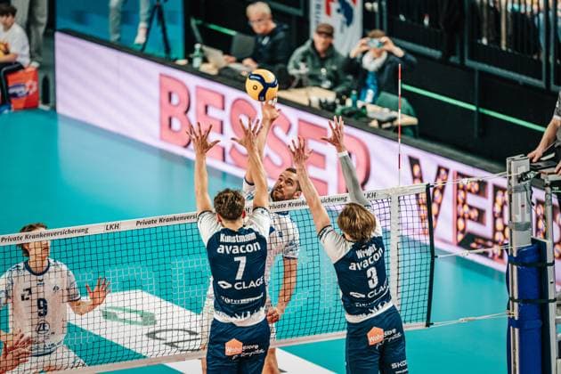 Volleyball Herren Saison 2024 2025 1. Volleyball Bundesliga Männer Halbfinale SVG Lüneburg vs. VfB Friedrichshafen 19.04.2025 Tim Peter ( 4, VfB Friedrichshafen) beim Angriff Lüneburg LKH Arena Niedersachsen Deutschland