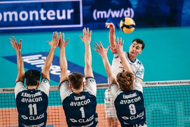 Sport Bilder des Tages Volleyball Herren Saison 2024 2025 1. Volleyball Bundesliga Männer Halbfinale SVG Lüneburg vs. VfB Friedrichshafen 19.04.2025 Jackson George Young ( 15, VfB Friedrichshafen) beim Angriff gegen den Dreier Block von Lüneburg Lüneburg LKH Arena Niedersachsen Deutschland