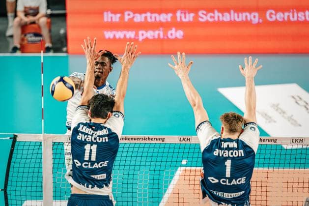 Volleyball Herren Saison 2024 2025 1. Volleyball Bundesliga Männer Halbfinale SVG Lüneburg vs. VfB Friedrichshafen 19.04.2025 Jose Israel Masso Alvarez ( 1, VfB Friedrichshafen) beim Angriff Lüneburg LKH Arena Niedersachsen Deutschland