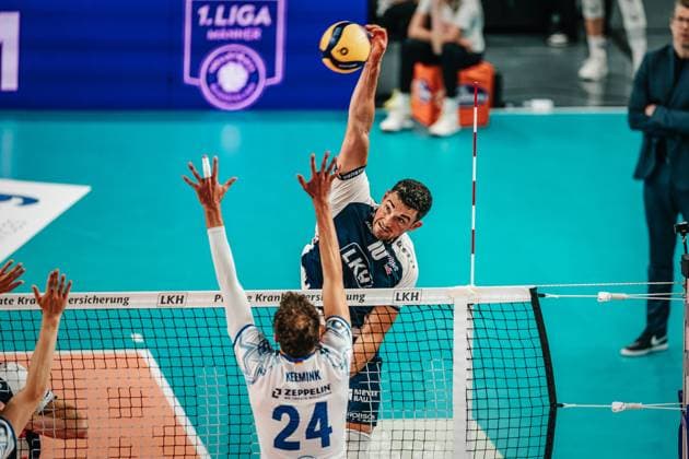 Volleyball Herren Saison 2024 2025 1. Volleyball Bundesliga Männer Halbfinale SVG Lüneburg vs. VfB Friedrichshafen 19.04.2025 Lorenz Karlitzek ( 10, SVG Lüneburg) beim Angriff Lüneburg LKH Arena Niedersachsen Deutschland