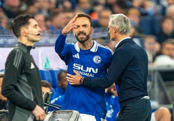 Sport Themen der Woche KW16 Sport Bilder des Tages Kenan Karaman (FC Schalke 04, 19) meckert nach der roten Karte in Richtung HSV Bank. 19.04.2025, Fußball, FC Schalke 04 - Hamburger SV, 2. Fußball Bundesliga, 30. Spieltag, Veltins-Arena Gelsenkirchen, Saison 2024 2025: DFB regulations prohibit any use of photographs as image sequences and or quasi-video. *** Kenan Karaman FC Schalke 04, 19 grumbles after the red card towards HSV Bank 19 04 2025, Football, FC Schalke 04 Hamburger SV, 2 Fußball Bundesliga, 30 Matchday, Veltins Arena Gelsenkirchen, Saison 2024 2025 DFB regulations prohibit any use of photographs as image sequences and or quasi video Copyright: HMBxMedia xMarcoxBader