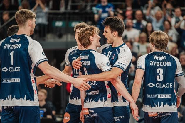 Volleyball Herren Saison 2024 2025 1. Volleyball Bundesliga Männer Halbfinale SVG Lüneburg vs. VfB Friedrichshafen 19.04.2025 Jubel SVG Lüneburg, v.l. Oskar Alve Espeland ( 9, SVG Lüneburg) und Xander Wolf Wassenaar Ketrzynski ( 11, SVG Lüneburg) Lüneburg LKH Arena Niedersachsen Deutschland