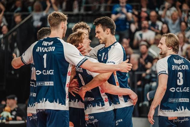 Volleyball Herren Saison 2024 2025 1. Volleyball Bundesliga Männer Halbfinale SVG Lüneburg vs. VfB Friedrichshafen 19.04.2025 Jubel SVG Lüneburg, v.l. Oskar Alve Espeland ( 9, SVG Lüneburg) und Xander Wolf Wassenaar Ketrzynski ( 11, SVG Lüneburg) Lüneburg LKH Arena Niedersachsen Deutschland