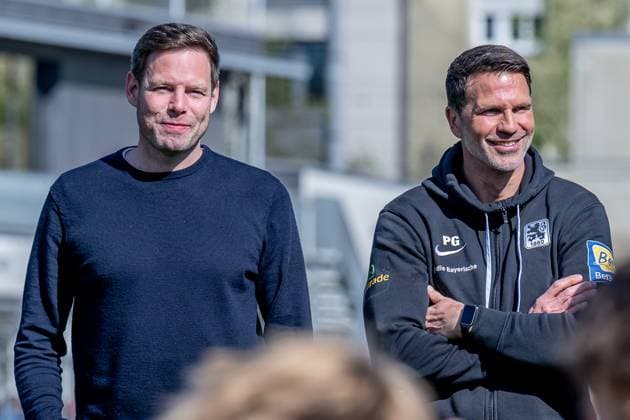 Geschaeftsfuehrer Dr. Christian Werner (TSV 1860 Muenchen) und Chef-Trainer Patrick Gloeckner (TSV 1860 Muenchen) freuen sich ueber den Sieg GER, TSV 1860 Muenchen vs. Alemannia Aachen, Fussball, 3. Bundesliga, 34. Spieltag, Saison 2024 2025, 19.04.2025. (DFL DFB REGULATIONS PROHIBIT ANY USE OF PHOTOGRAPHS as IMAGE SEQUENCES and or QUASI-VIDEO). GER, TSV 1860 Muenchen vs. Alemannia Aachen, Fussball, 3. Bundesliga, 34. Spieltag, Saison 2024 2025, 19.04.2025. Muenchen Copyright: xEibner-Pressefoto HeikexFeinerx EP_HFR
