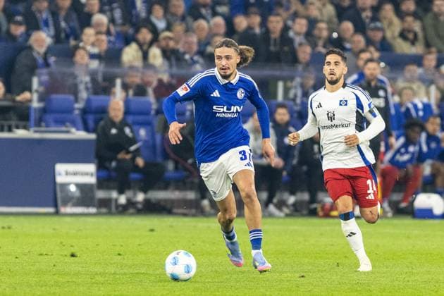2. Fußball Bundesliga: FC Schalke 04 - Hamburger SV; 19.04.2025 Ludovit Reis (Hamburger SV, 14), Taylan Bulut (FC Schalke 04, 31) 2. Fußball Bundesliga: FC Schalke 04 - Hamburger SV; Veltins-Arena, Gelsenkirchen; 19.04.2025 DFL regulations prohibit any use of photographs as image sequences and or quasi video. Copyright: xBEAUTIFULxSPORTS Buriakovx