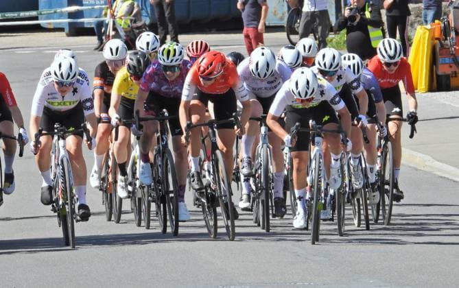 19.04.2025 44.GP Osterhas 2025. Frauen. Siegerehrung Linda Indergand,Team Liv) ,Alessandra Keller (SUI) Team Thoemus Maxon