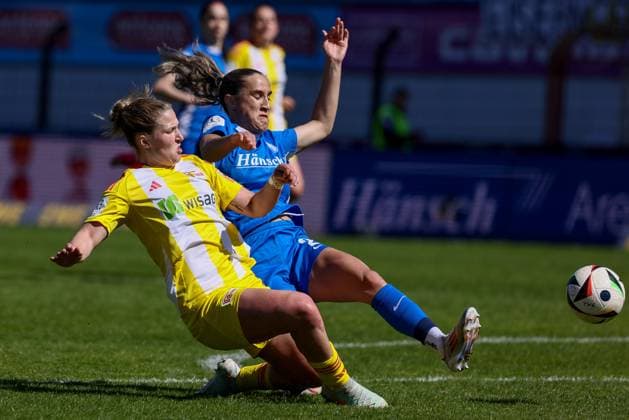 v.li.: Dina Orschmann (1. FC Union Berlin, 11) und Jenske Steenwijk (SV Meppen, 2) im Zweikampf, Duell, Dynamik, Aktion, Action, Spielszene, DIE DFB-RICHTLINIEN UNTERSAGEN JEGLICHE NUTZUNG VON FOTOS ALS SEQUENZBILDER UND ODER VIDEOÄHNLICHE FOTOSTRECKEN. DFB REGULATIONS PROHIBIT ANY USE OF PHOTOGRAPHS AS IMAGE SEQUENCES AND OR QUASI-VIDEO., 19.04.2025, Meppen (Deutschland), Fussball, 2. Frauen-Bundesliga, SV Meppen - 1. FC Union Berlin