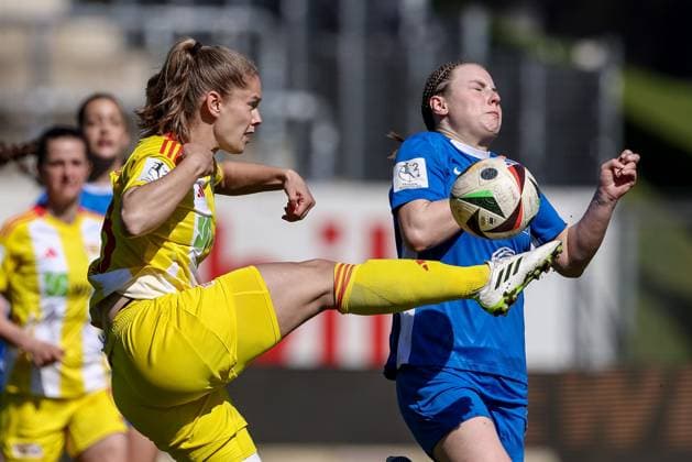 v.li.: Charleen Niesler (1. FC Union Berlin, 18) und Marleen Kropp (SV Meppen, 9) im Zweikampf, Duell, Dynamik, Aktion, Action, Spielszene, DIE DFB-RICHTLINIEN UNTERSAGEN JEGLICHE NUTZUNG VON FOTOS ALS SEQUENZBILDER UND ODER VIDEOÄHNLICHE FOTOSTRECKEN. DFB REGULATIONS PROHIBIT ANY USE OF PHOTOGRAPHS AS IMAGE SEQUENCES AND OR QUASI-VIDEO., 19.04.2025, Meppen (Deutschland), Fussball, 2. Frauen-Bundesliga, SV Meppen - 1. FC Union Berlin