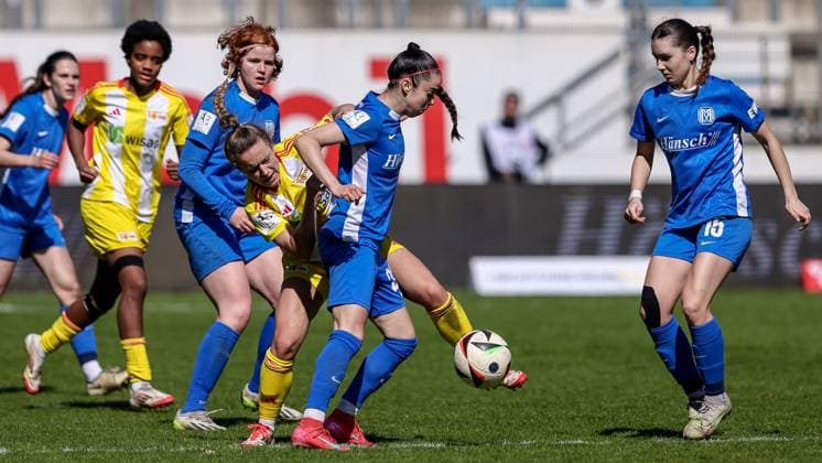 v.li.: Lena Göppel (SV Meppen, 5), Lisa Heiseler (1. FC Union Berlin, 7), Virag Nagy (SV Meppen, 22) un dm15 im Zweikampf, Duell, Dynamik, Aktion, Action, Spielszene, DIE DFB-RICHTLINIEN UNTERSAGEN JEGLICHE NUTZUNG VON FOTOS ALS SEQUENZBILDER UND ODER VIDEOÄHNLICHE FOTOSTRECKEN. DFB REGULATIONS PROHIBIT ANY USE OF PHOTOGRAPHS AS IMAGE SEQUENCES AND OR QUASI-VIDEO., 19.04.2025, Meppen (Deutschland), Fussball, 2. Frauen-Bundesliga, SV Meppen - 1. FC Union Berlin