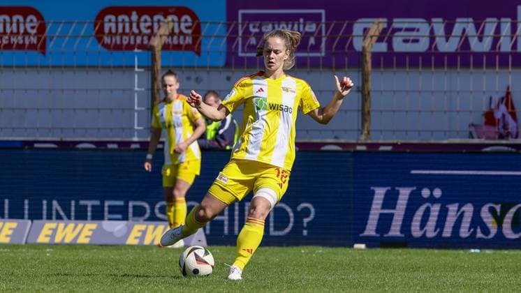v.li.: Charleen Niesler (1. FC Union Berlin, 18) am Ball, Einzelbild, Ganzkörper, Aktion, Action, Spielszene, DIE DFB-RICHTLINIEN UNTERSAGEN JEGLICHE NUTZUNG VON FOTOS ALS SEQUENZBILDER UND ODER VIDEOÄHNLICHE FOTOSTRECKEN. DFB REGULATIONS PROHIBIT ANY USE OF PHOTOGRAPHS AS IMAGE SEQUENCES AND OR QUASI-VIDEO., 19.04.2025, Meppen (Deutschland), Fussball, 2. Frauen-Bundesliga, SV Meppen - 1. FC Union Berlin