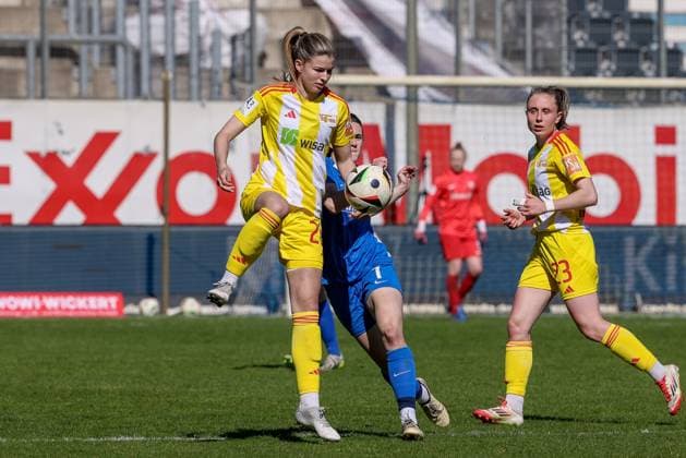 v.li.: Nele Bauereisen (1. FC Union Berlin, 20) am Ball, Einzelbild, Ganzkörper, Aktion, Action, Spielszene, DIE DFB-RICHTLINIEN UNTERSAGEN JEGLICHE NUTZUNG VON FOTOS ALS SEQUENZBILDER UND ODER VIDEOÄHNLICHE FOTOSTRECKEN. DFB REGULATIONS PROHIBIT ANY USE OF PHOTOGRAPHS AS IMAGE SEQUENCES AND OR QUASI-VIDEO., 19.04.2025, Meppen (Deutschland), Fussball, 2. Frauen-Bundesliga, SV Meppen - 1. FC Union Berlin