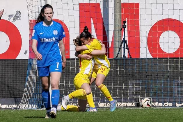 v.li.: Nele Bauereisen (1. FC Union Berlin, 20) und Torschützin Sarah Abu Sabbah (1. FC Union Berlin, 10) mit Torjubel, Jubel, jubeln, jubelt, optimistisch, Spielszene, Highlight, Freude über das Tor zum 0:3, DIE DFB-RICHTLINIEN UNTERSAGEN JEGLICHE NUTZUNG VON FOTOS ALS SEQUENZBILDER UND ODER VIDEOÄHNLICHE FOTOSTRECKEN. DFB REGULATIONS PROHIBIT ANY USE OF PHOTOGRAPHS AS IMAGE SEQUENCES AND OR QUASI-VIDEO., 19.04.2025, Meppen (Deutschland), Fussball, 2. Frauen-Bundesliga, SV Meppen - 1. FC Union Berlin