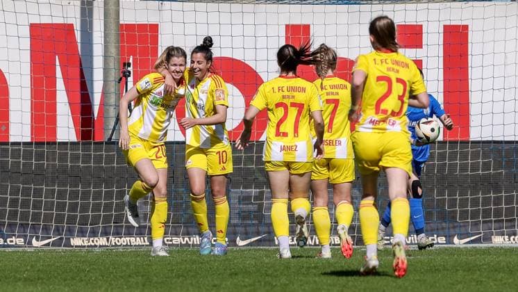 v.li.: Nele Bauereisen (1. FC Union Berlin, 20), Torschützin Sarah Abu Sabbah (1. FC Union Berlin, 10) und Spielerinnen des 1. FC Union Berlin mit Torjubel, Jubel, jubeln, jubelt, optimistisch, Spielszene, Highlight, Freude über das Tor zum 0:3, DIE DFB-RICHTLINIEN UNTERSAGEN JEGLICHE NUTZUNG VON FOTOS ALS SEQUENZBILDER UND ODER VIDEOÄHNLICHE FOTOSTRECKEN. DFB REGULATIONS PROHIBIT ANY USE OF PHOTOGRAPHS AS IMAGE SEQUENCES AND OR QUASI-VIDEO., 19.04.2025, Meppen (Deutschland), Fussball, 2. Frauen-Bundesliga, SV Meppen - 1. FC Union Berlin