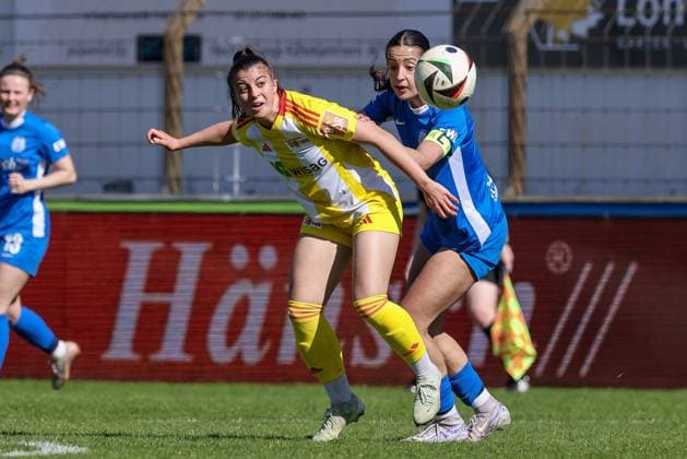 v.li.: Korina Janez (1. FC Union Berlin, 27) und Selma Licina (SV Meppen, 18) im Zweikampf, Duell, Dynamik, Aktion, Action, Spielszene, DIE DFB-RICHTLINIEN UNTERSAGEN JEGLICHE NUTZUNG VON FOTOS ALS SEQUENZBILDER UND ODER VIDEOÄHNLICHE FOTOSTRECKEN. DFB REGULATIONS PROHIBIT ANY USE OF PHOTOGRAPHS AS IMAGE SEQUENCES AND OR QUASI-VIDEO., 19.04.2025, Meppen (Deutschland), Fussball, 2. Frauen-Bundesliga, SV Meppen - 1. FC Union Berlin