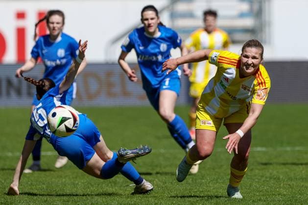 v.li.: Dina Orschmann (1. FC Union Berlin, 11) am Ball, Einzelbild, Ganzkörper, Aktion, Action, Spielszene, DIE DFB-RICHTLINIEN UNTERSAGEN JEGLICHE NUTZUNG VON FOTOS ALS SEQUENZBILDER UND ODER VIDEOÄHNLICHE FOTOSTRECKEN. DFB REGULATIONS PROHIBIT ANY USE OF PHOTOGRAPHS AS IMAGE SEQUENCES AND OR QUASI-VIDEO., 19.04.2025, Meppen (Deutschland), Fussball, 2. Frauen-Bundesliga, SV Meppen - 1. FC Union Berlin