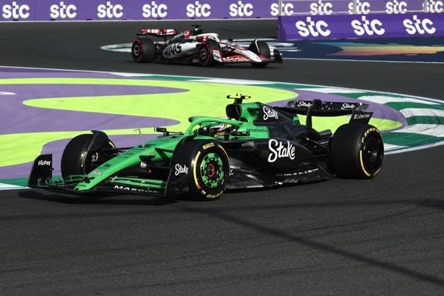 F1 Saudi Arabian Grand Prix 2025 Practice 3 And Qualifying Gabriel Bortoleto of Kick Sauber and Esteban Ocon of Haas during third practice ahead of the Formula 1 Saudi Arabian Grand Prix at Jeddah Corniche Circuit in Jeddah, Saudi Arabia on April 19, 2025. Jeddah Saudi Arabia  Copyright: xJakubxPorzyckix originalFilename:porzycki-f1saudia250419_npiJd.jpg