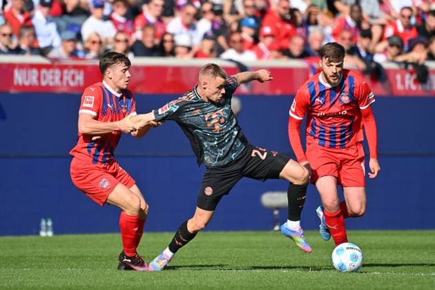 v.li:Luca KERBER (Heidenheim), Gabriel VIDOVIC (Bayern Muenchen), Julian NIEHUES (Heidenheim), Aktion,Zweikampf. Fussball 1. Bundesliga Saison 2024 2025, 30.Spieltag, Spieltag30 1.FC Heidenheim - FC Bayern Muenchen 0-4 am 19.04.2025, VOITH ARENA
