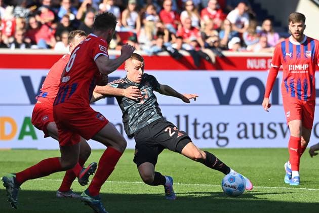 Torchance Gabriel VIDOVIC (Bayern Muenchen), Aktion,Zweikampf. Fussball 1. Bundesliga Saison 2024 2025, 30.Spieltag, Spieltag30 1.FC Heidenheim - FC Bayern Muenchen 0-4 am 19.04.2025, VOITH ARENA