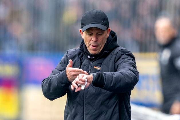 19.04.2025, Eintracht Braunschweig-1. FC Kaiserslautern, 2. Fußball-Bundesliga, im Eintracht-Stadion. Lauterns Trainer Markus Anfang schaut auf seine Uhr. Wichtiger Hinweis: Gemaess den Vorgaben der DFB und der DFL ist es untersagt, in dem Stadion und oder vom Spiel angefertigte Fotoaufnahmen in Form von Sequenzbildern und oder videoaehnlichen Fotostrecken zu verwerten bzw. verwerten zu lassen. Copyright: xDavidxInderliedx