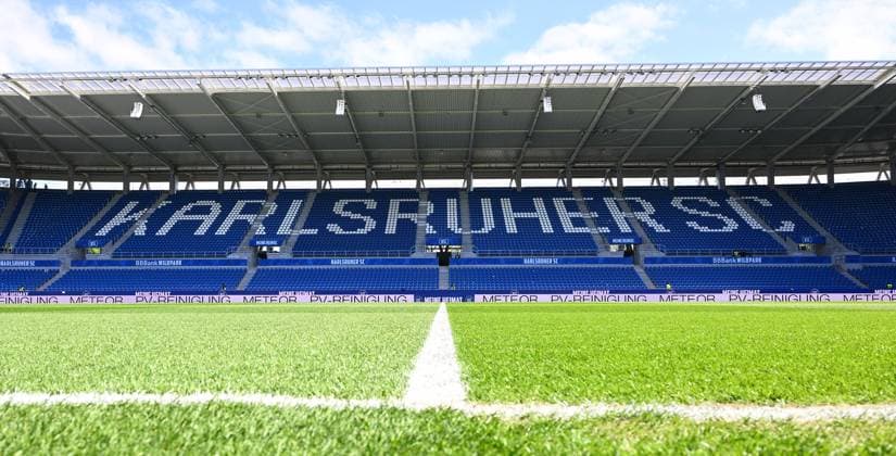 20.04.2025 - Fussball - Saison 2024 2025 - 2. Fussball - Bundesliga - 30. Spieltag: Karlsruher SC KSC Karlsruhe - SpVgg Greuther Fürth ( Kleeblatt ) - Sportfoto Zink - xwoxzix - DFL regulations prohibit any use of photographs as image sequences and or quasi-video - only for editorial use - Impression - Stadion Arena Gegengerade Schriftzug