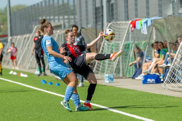 Ingolstadt, Deutschland 20. April 2025: 2. BL - Frauen - 2024 2025 - FC Ingolstadt 04 vs. VfL Bochum Im Bild: v. li. im Zweikampf Alessandra Vogel (Bochum) und Lea Wolski (FCI) MTV-Stadion Bayern Copyright: xFotostandx xSchäferx