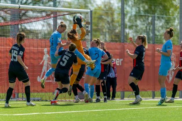 Ingolstadt, Deutschland 20. April 2025: 2. BL - Frauen - 2024 2025 - FC Ingolstadt 04 vs. VfL Bochum Im Bild: v. li. im Zweikampf Dörthe Hoppius (Bochum) und Torwart Franziska Maier (FCI) MTV-Stadion Bayern Copyright: xFotostandx xSchäferx