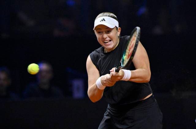 Jelena Ostapenko (LAT) Aktion Tennis Damen Porsche-Cup Porsche Tennis Grand Prix GP Stuttgart 2025 Porsche Arena 20.04.2024 DFL REGULATIONS PROHIBIT ANY USE OF PHOTOGRAPHS AS IMAGE SEQUENCES AND OR QUASI-VIDEO Tennis Damen Porsche-Cup Porsche Tennis Grand Prix GP Stuttgart 2025