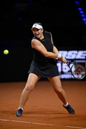 Jelena Ostapenko (LAT) Aktion Tennis Damen Porsche-Cup Porsche Tennis Grand Prix GP Stuttgart 2025 Porsche Arena 20.04.2024 DFL REGULATIONS PROHIBIT ANY USE OF PHOTOGRAPHS AS IMAGE SEQUENCES AND OR QUASI-VIDEO Tennis Damen Porsche-Cup Porsche Tennis Grand Prix GP Stuttgart 2025
