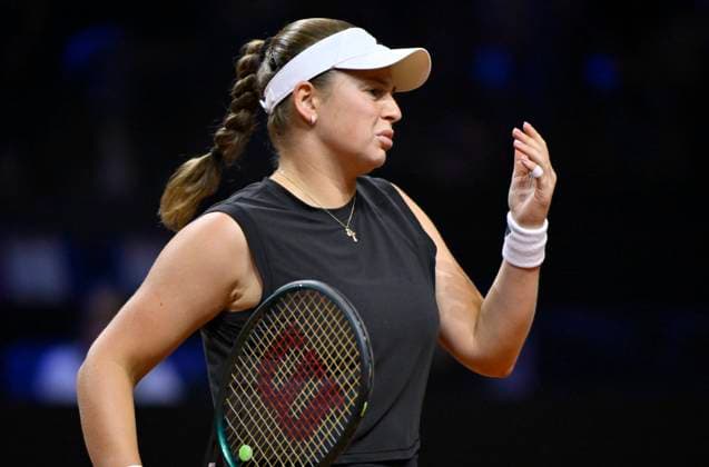 Jelena Ostapenko (LAT) enttaeuscht Tennis Damen Porsche-Cup Porsche Tennis Grand Prix GP Stuttgart 2025 Porsche Arena 20.04.2024 DFL REGULATIONS PROHIBIT ANY USE OF PHOTOGRAPHS AS IMAGE SEQUENCES AND OR QUASI-VIDEO Tennis Damen Porsche-Cup Porsche Tennis Grand Prix GP Stuttgart 2025