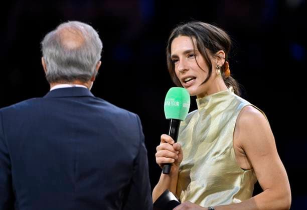 Moderatorin Andrea Petkovic im Gespraech Diskussion mit Moderator Heinz Günthardt Tennis Damen Porsche-Cup Porsche Tennis Grand Prix GP Stuttgart 2025 Porsche Arena 20.04.2024 DFL REGULATIONS PROHIBIT ANY USE OF PHOTOGRAPHS AS IMAGE SEQUENCES AND OR QUASI-VIDEO Tennis Damen Porsche-Cup Porsche Tennis Grand Prix GP Stuttgart 2025