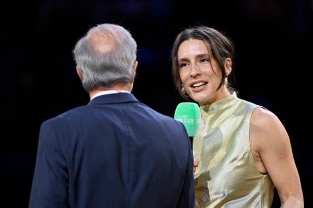 Moderatorin Andrea Petkovic im Gespraech Diskussion mit Moderator Heinz Günthardt Tennis Damen Porsche-Cup Porsche Tennis Grand Prix GP Stuttgart 2025 Porsche Arena 20.04.2024 DFL REGULATIONS PROHIBIT ANY USE OF PHOTOGRAPHS AS IMAGE SEQUENCES AND OR QUASI-VIDEO Tennis Damen Porsche-Cup Porsche Tennis Grand Prix GP Stuttgart 2025