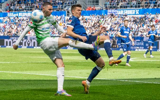 20.04.2025 - Fussball - Saison 2024 2025 - 2. Fussball - Bundesliga - 30. Spieltag: Karlsruher SC KSC Karlsruhe - SpVgg Greuther Fürth ( Kleeblatt ) - Sportfoto Zink - xwoxzix - DFL regulations prohibit any use of photographs as image sequences and or quasi-video - only for editorial use - Branimir Hrgota (10, SpVgg Greuther Fürth ) Marvin Wanitzek (10, Karlsruher SC KSC )