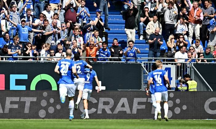 20.04.2025, xfux, Fussball 2.Bundesliga, SV Darmstadt 98 - Hannover 96 v.l. Torschuetze Torschütze Fraser Hornby (SV Darmstadt 98) und Spieler von SV Darmstadt 98 Torjubel, Jubel, Goal celebration, celebrate the goal zum 1:0 jubelnd bejubelt jubelt jubeln Jubel (DFL DFB REGULATIONS PROHIBIT ANY USE OF PHOTOGRAPHS as IMAGE SEQUENCES and or QUASI-VIDEO. Eine Lizenzierung dieses Bildes an und oder durch den SV Darmstadt 1898 e.V. sowie Tochterunternehmen ist nicht gestattet. No release of or sale to SV Darmstadt 1898 e.V.) Darmstadt